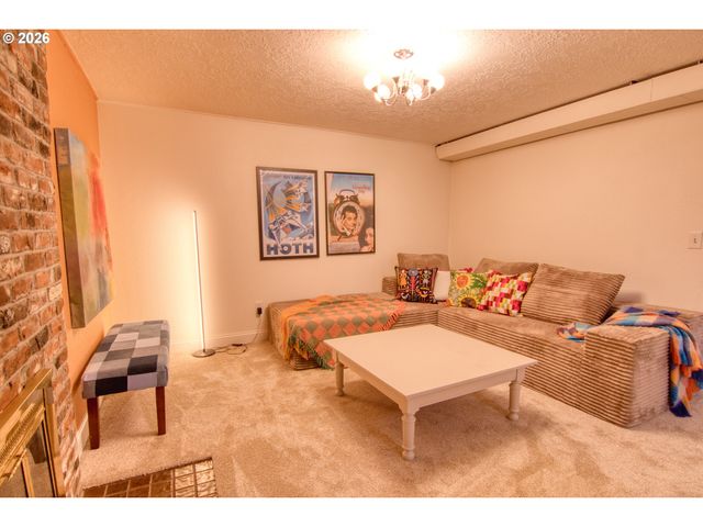 6843 N SWIFT St, Portland, OR 97203