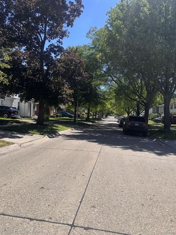 2073 Roslyn Road, Grosse Pointe Woods, MI 48236