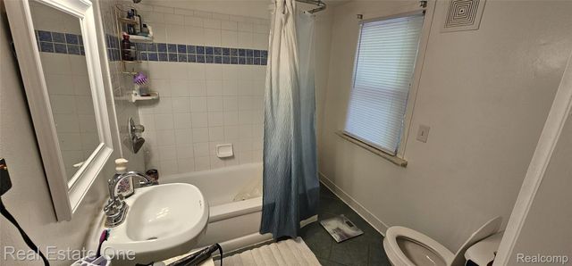 2073 Roslyn Road, Grosse Pointe Woods, MI 48236