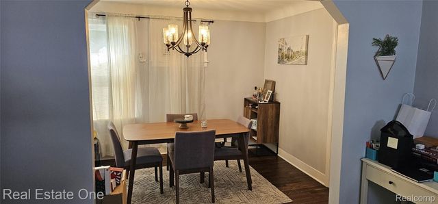 2073 Roslyn Road, Grosse Pointe Woods, MI 48236