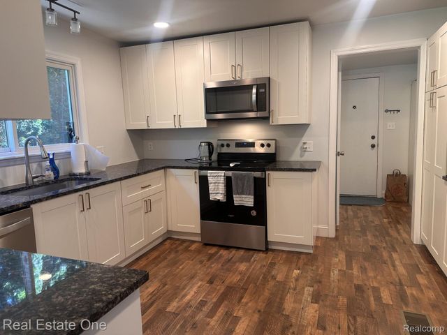 2073 Roslyn Road, Grosse Pointe Woods, MI 48236