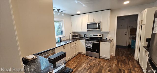2073 Roslyn Road, Grosse Pointe Woods, MI 48236