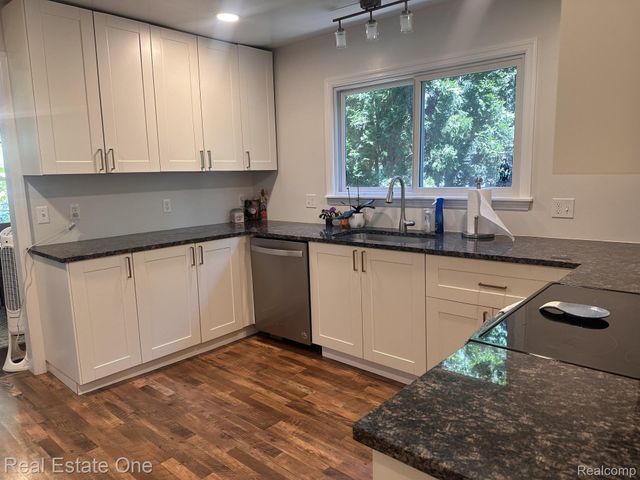 2073 Roslyn Road, Grosse Pointe Woods, MI 48236