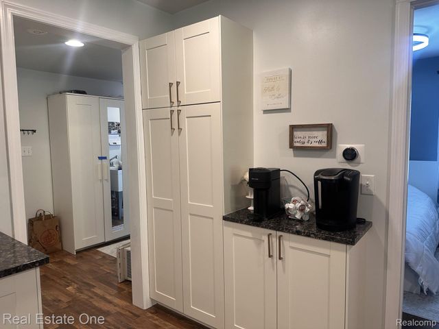 2073 Roslyn Road, Grosse Pointe Woods, MI 48236