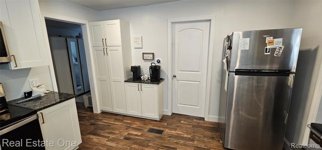 2073 Roslyn Road, Grosse Pointe Woods, MI 48236