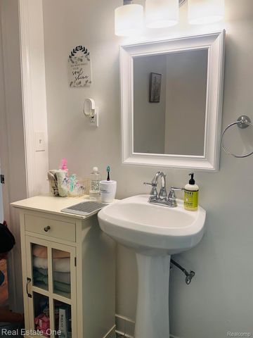 2073 Roslyn Road, Grosse Pointe Woods, MI 48236
