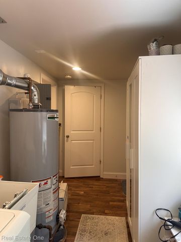 2073 Roslyn Road, Grosse Pointe Woods, MI 48236