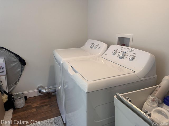 2073 Roslyn Road, Grosse Pointe Woods, MI 48236