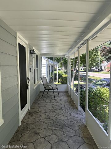 2073 Roslyn Road, Grosse Pointe Woods, MI 48236