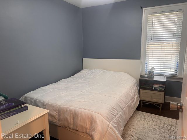 2073 Roslyn Road, Grosse Pointe Woods, MI 48236