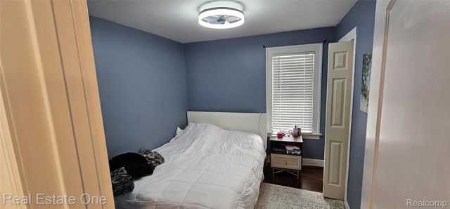 2073 Roslyn Road, Grosse Pointe Woods, MI 48236