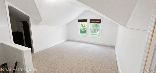 2073 Roslyn Road, Grosse Pointe Woods, MI 48236