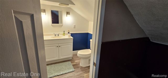2073 Roslyn Road, Grosse Pointe Woods, MI 48236