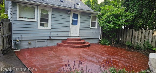 2073 Roslyn Road, Grosse Pointe Woods, MI 48236
