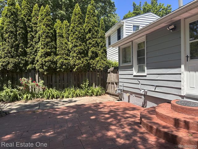 2073 Roslyn Road, Grosse Pointe Woods, MI 48236
