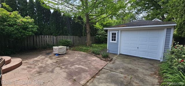 2073 Roslyn Road, Grosse Pointe Woods, MI 48236