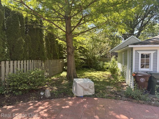 2073 Roslyn Road, Grosse Pointe Woods, MI 48236