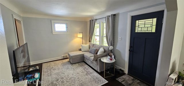 2073 Roslyn Road, Grosse Pointe Woods, MI 48236