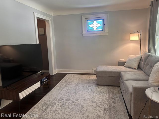 2073 Roslyn Road, Grosse Pointe Woods, MI 48236