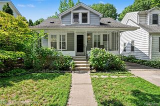 2073 Roslyn Road, Grosse Pointe Woods, MI 48236