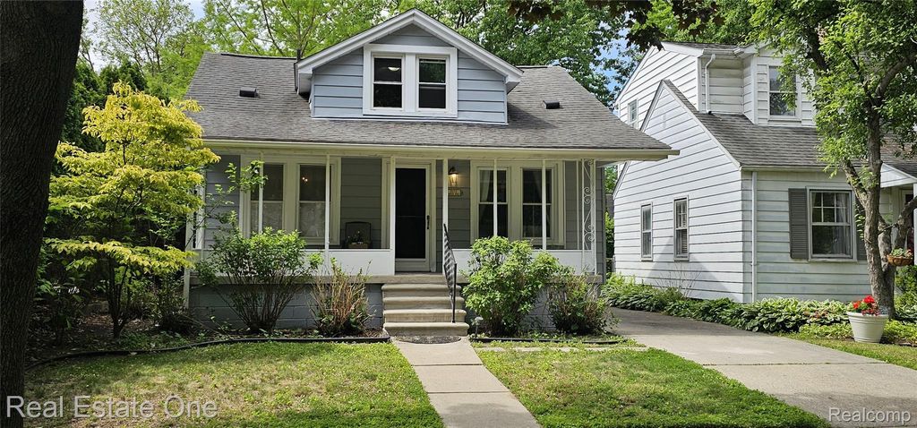 2073 Roslyn Road, Grosse Pointe Woods, MI 48236
