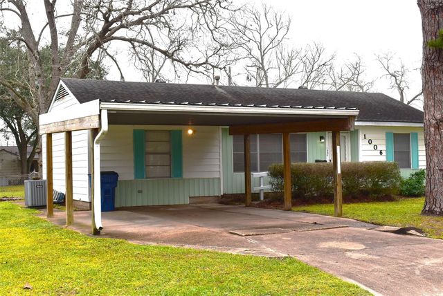 1006 Mac Drive, Sweeny, TX 77480