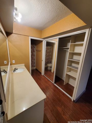 5295 ROUND TABLE DR, San Antonio, TX 78218