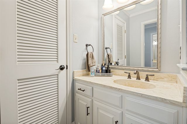 2401 Radcliffe Drive, Arlington, TX 76012
