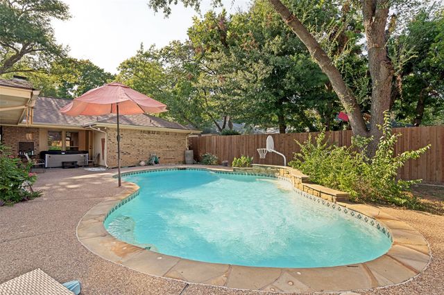 2401 Radcliffe Drive, Arlington, TX 76012