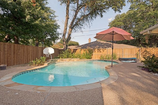 2401 Radcliffe Drive, Arlington, TX 76012