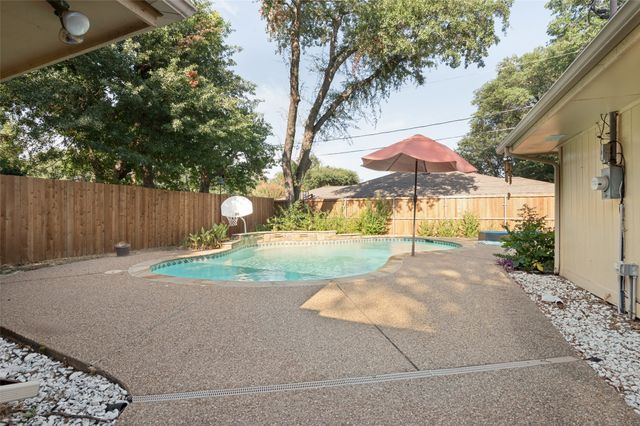 2401 Radcliffe Drive, Arlington, TX 76012