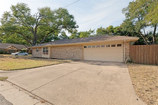 2401 Radcliffe Drive, Arlington, TX 76012