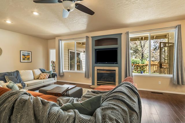 800 SE Shadowood Drive, Bend, OR 97702