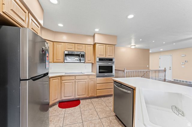 84 BELMORE DR, Kaysville, UT 84037