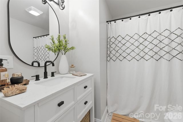 1226 1st Avenue Place NW, Hickory, NC 28601