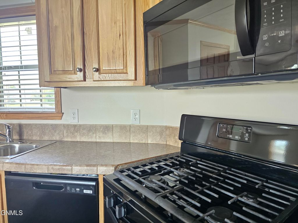 2710 7th Avenue W, Williston, ND 58801 photo 11