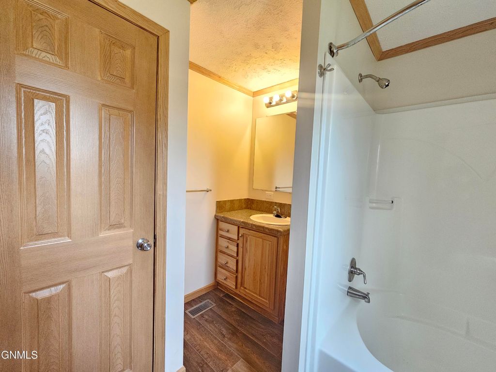 2710 7th Avenue W, Williston, ND 58801 photo 16