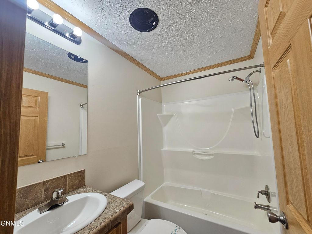 2710 7th Avenue W, Williston, ND 58801 photo 22