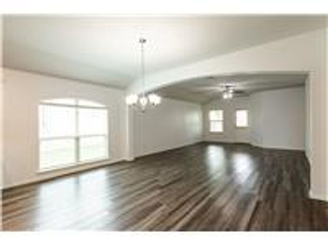 209 Reagor DR, Taylor, TX 76574