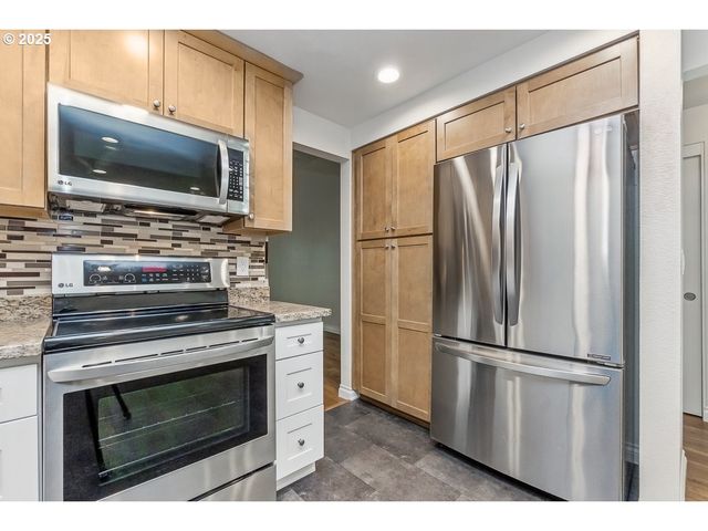 6841 Sw SUSSEX St, Beaverton, OR 97008