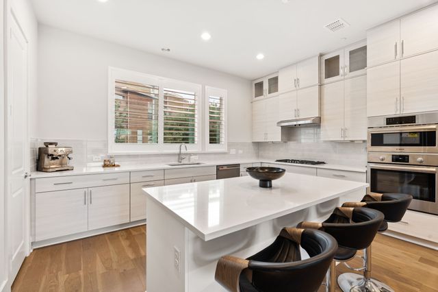 381 E Greenbriar Lane 1603, Dallas, TX 75203