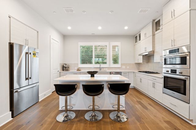 381 E Greenbriar Lane 1603, Dallas, TX 75203