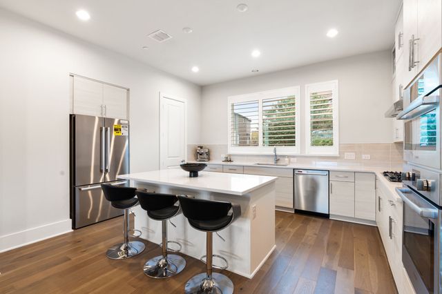 381 E Greenbriar Lane 1603, Dallas, TX 75203