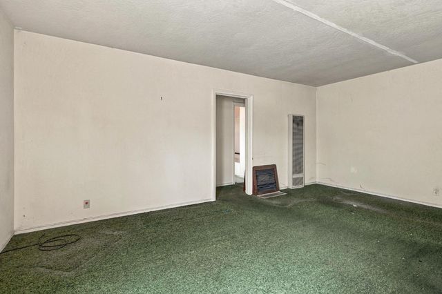 1211 N Airport Way, Stockton, CA 95205