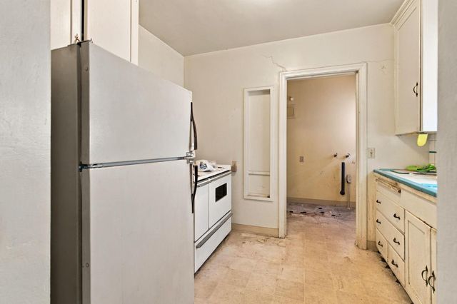 1211 N Airport Way, Stockton, CA 95205