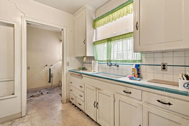 1211 N Airport Way, Stockton, CA 95205