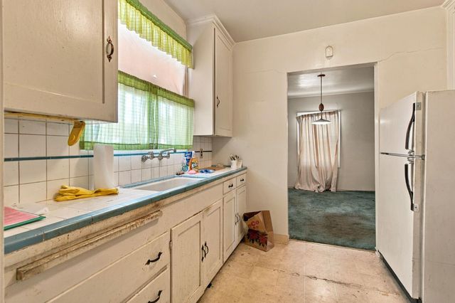 1211 N Airport Way, Stockton, CA 95205