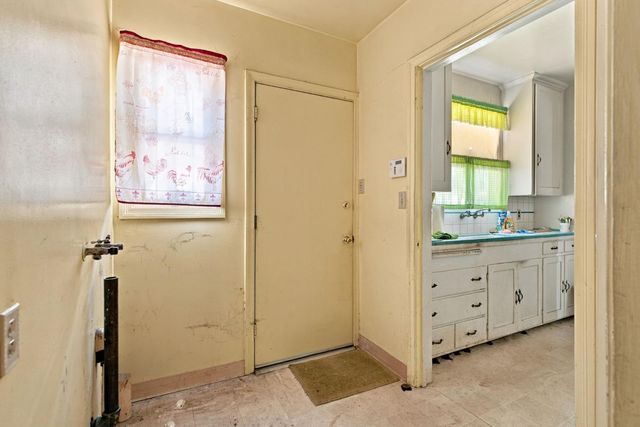 1211 N Airport Way, Stockton, CA 95205