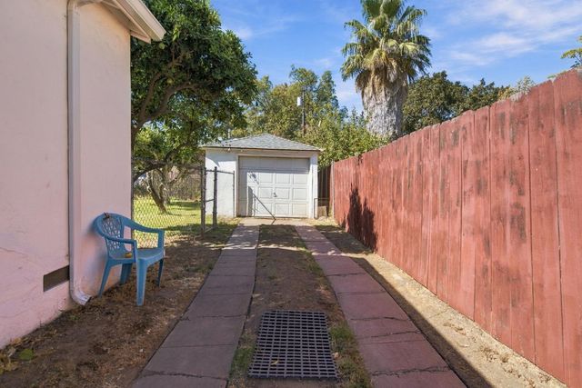 1211 N Airport Way, Stockton, CA 95205
