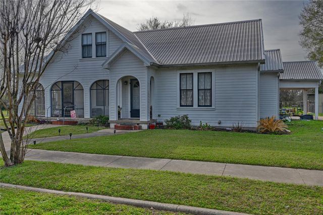 215 N Haupstrasse Street, Carmine, TX 78932